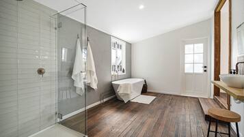 Signature Cottage, 4 Bedrooms, Non Smoking | Bathroom | Combined shower/bathtub, deep-soaking bathtub, free toiletries