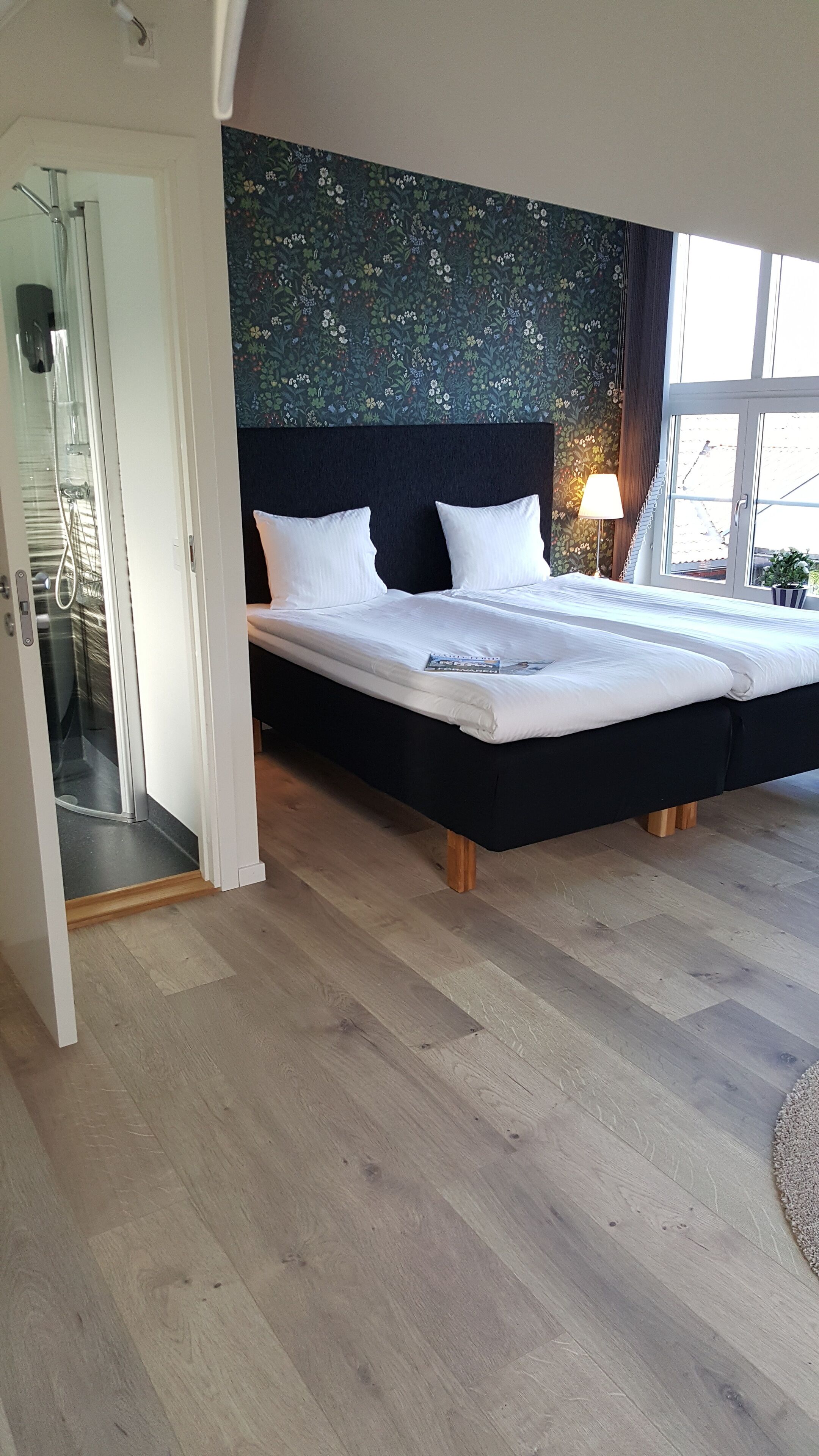 Tabla de planchar con plancha, wifi gratis y ropa de cama 