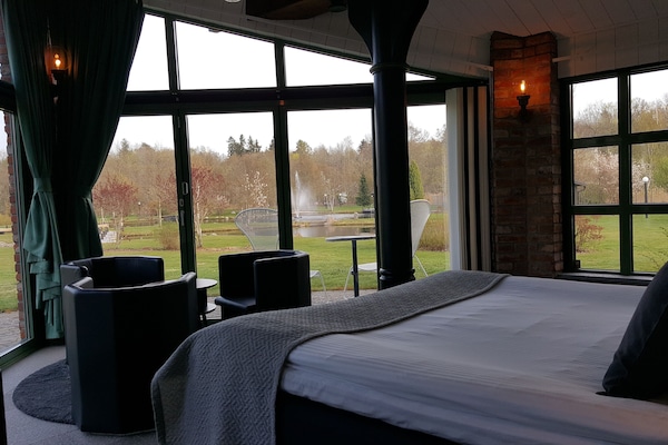 Tabla de planchar con plancha, wifi gratis, ropa de cama