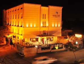 Fachada de la propiedad por la tarde o noche