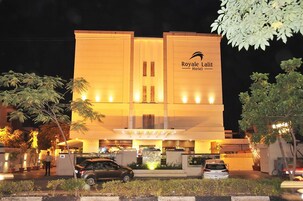 Hotel com design moderno, apresentando uma marca bem visível e uma entrada bem iluminada.