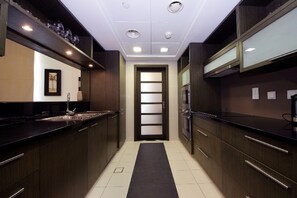 Appartement, 1 chambre (2204) | Cuisine privée | Grand réfrigérateur, micro-ondes, plaque de cuisson