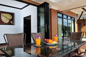 3-Bedroom Villa with Private Pool | Matservice på rummet