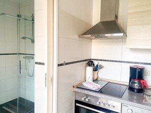 Geladeira, micro-ondas, fogão, lava-louças