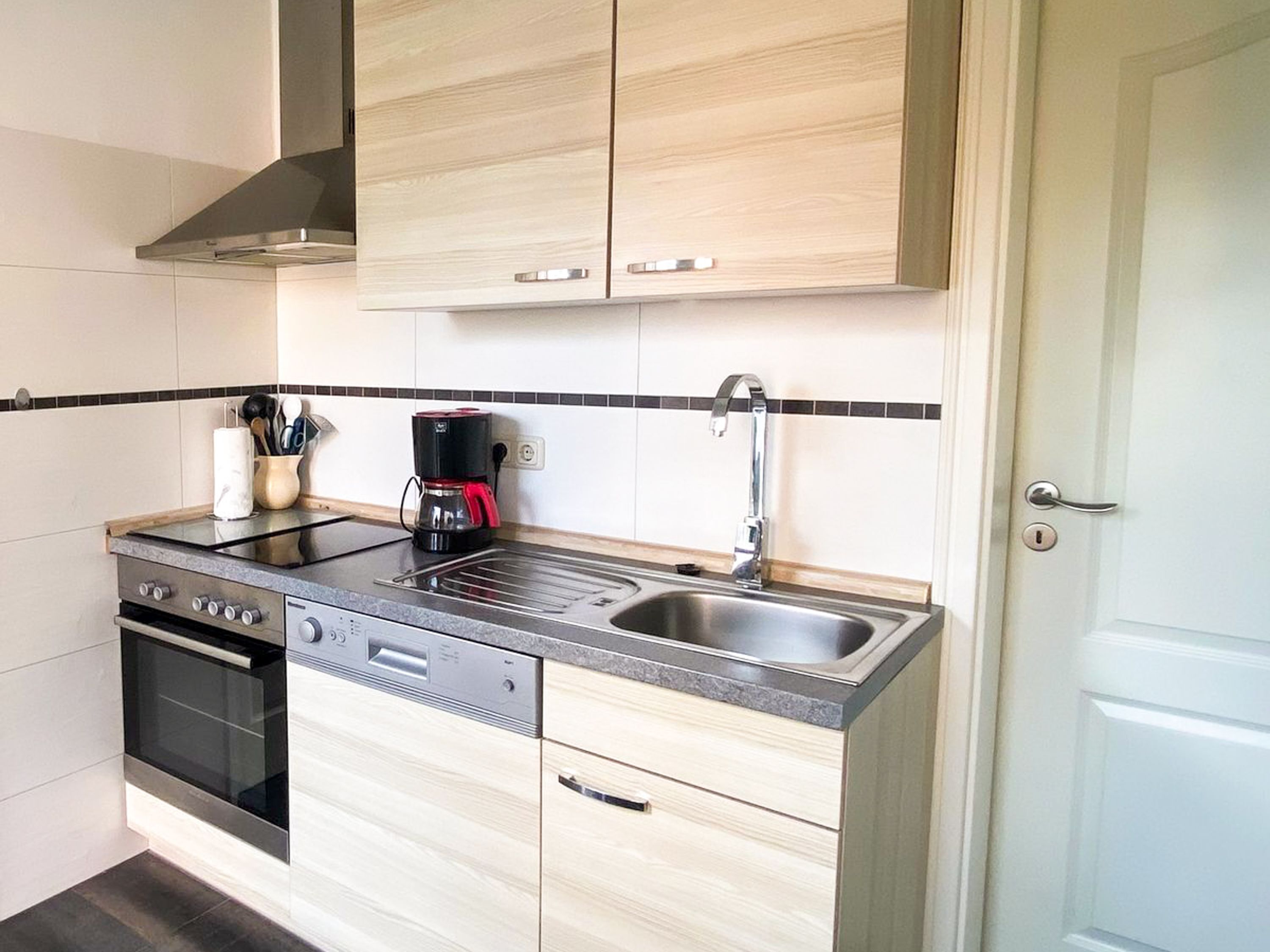 Kühlschrank, Mikrowelle, Ofen, Geschirrspüler