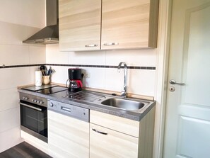 ثلاجة، ميكروويف، فرن، غسالة أطباق