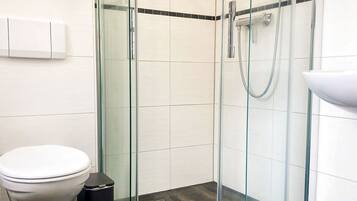 Dusche, Haartrockner, Handtücher