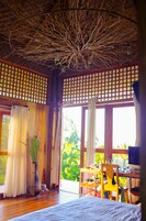 Muebles diferentes, escritorio y tabla de planchar con plancha 