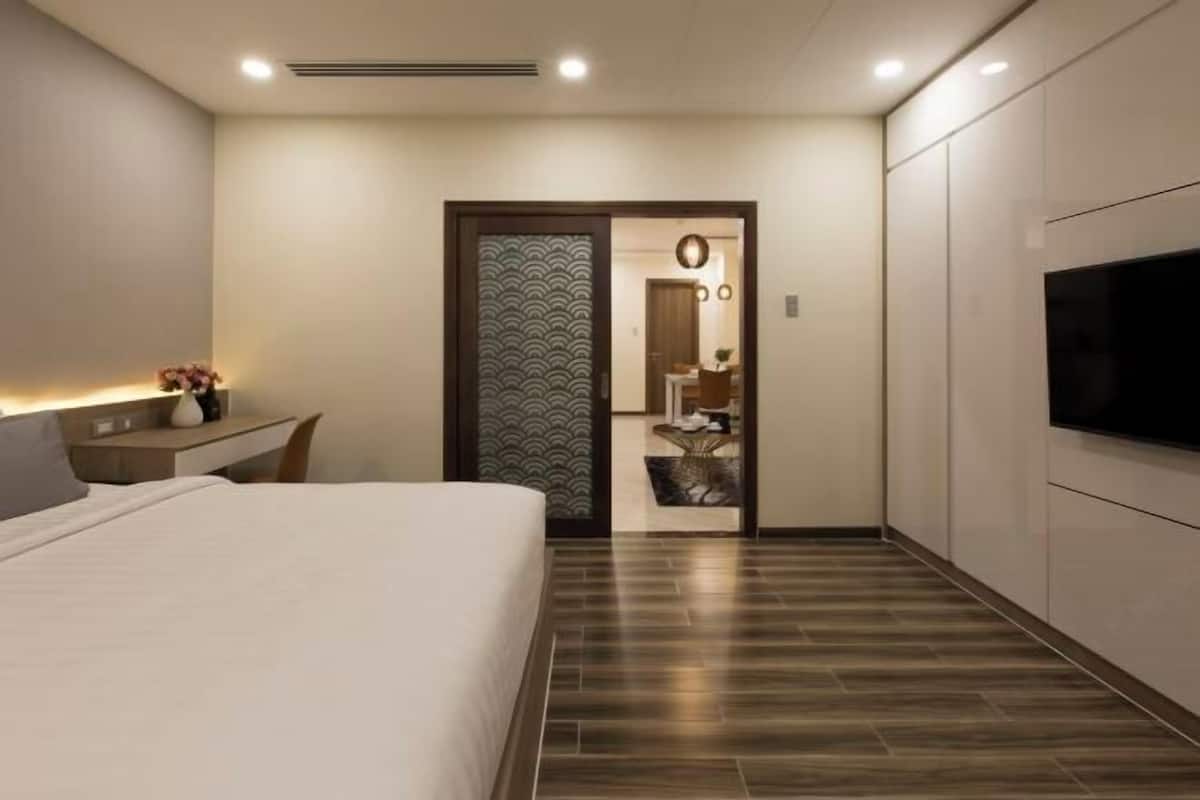 In-room safe, desk, soundproofing, iron/ironing board