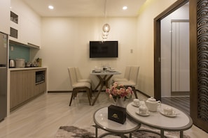 Suite supérieure, 1 grand lit | Cuisine privée | Réfrigérateur grande capacité avec congélateur, four à micro-ondes