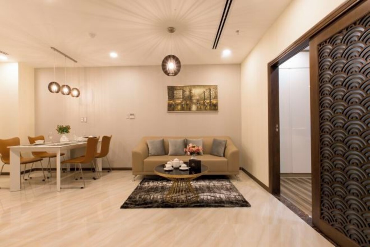 Una sala moderna con sofá, mesa de centro y mesa de comedor.