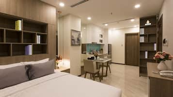 Deluxe Studio, 1 Queen Bed | Living area | Flat-screen TV