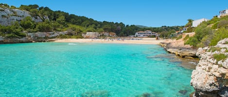 بالقرب من الشاطئ، رمال بيضاء