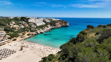 Una spiaggia nelle vicinanze, sabbia bianca