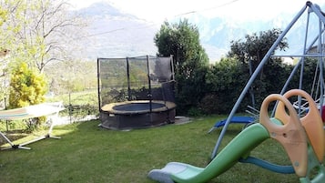 Área de juegos infantiles al aire libre