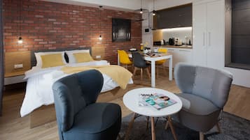 Deluxe Studio Suite | Minibar, desk, iron/ironing board, travel cot