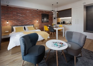 Deluxe-Studiosuite | Minibar, Schreibtisch, Bügeleisen/Bügelbrett, Reisekinderbett