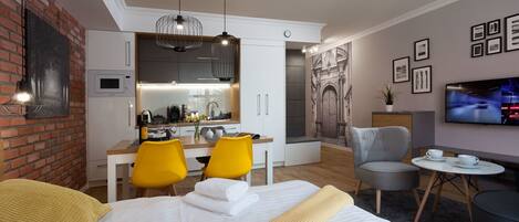 Minibar, bureau, fer et planche à repasser, lit parapluie