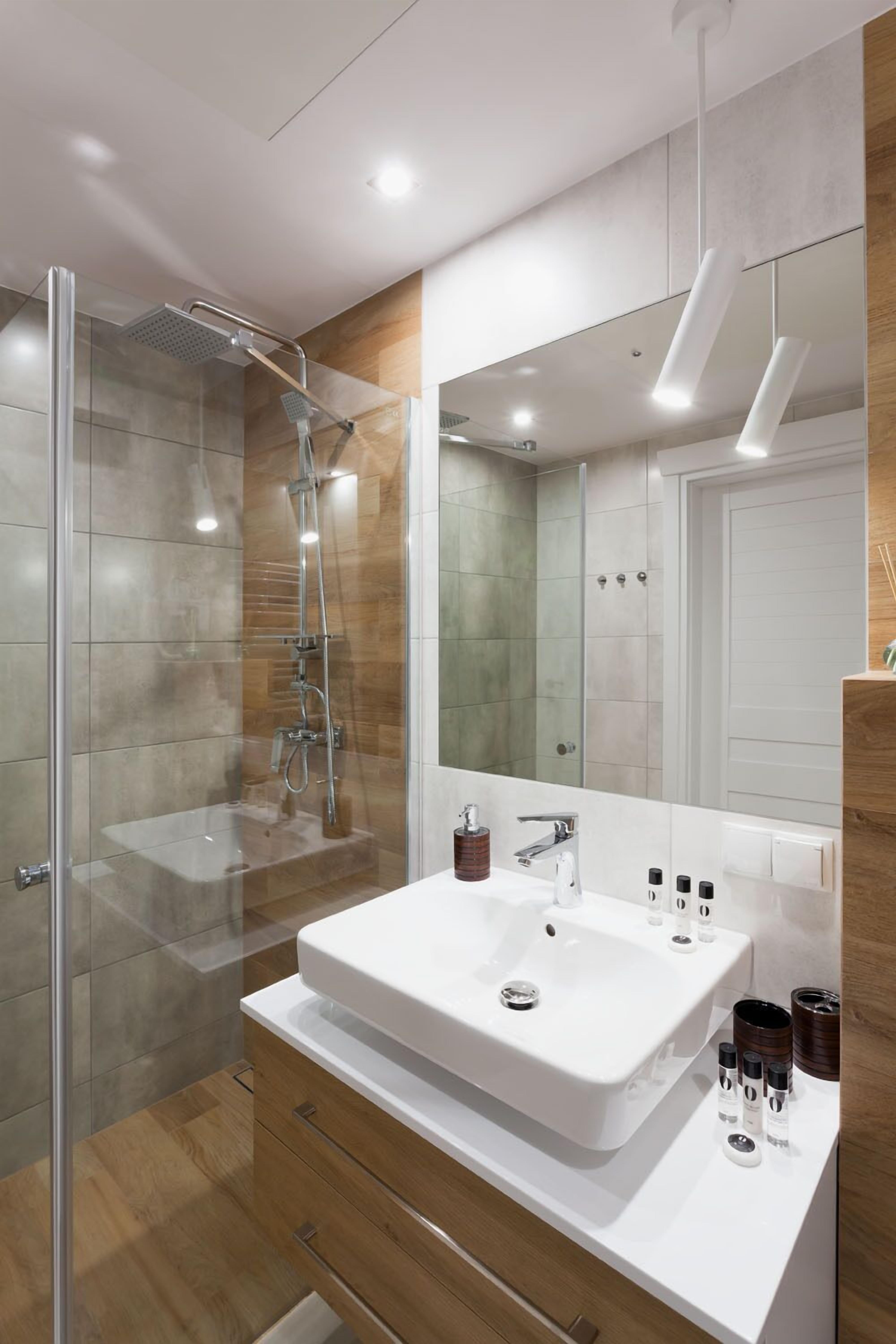 Deluxe Studio Suite | Bathroom | Shower, free toiletries, hair dryer, bathrobes