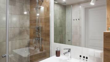 Deluxe Studio Suite | Bathroom | Shower, free toiletries, hair dryer, bathrobes