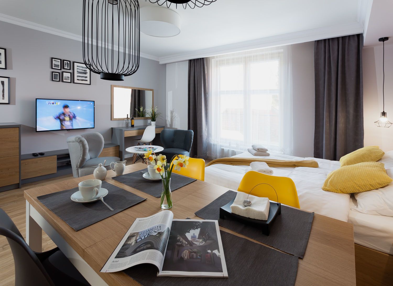 Deluxe Studio Suite | Minibar, desk, iron/ironing board, travel cot