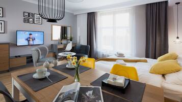 Deluxe Studio Suite | Minibar, desk, iron/ironing board, travel cot