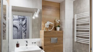 Une salle de bain moderne avec un meuble-lavabo en bois, un lavabo blanc et des toilettes.