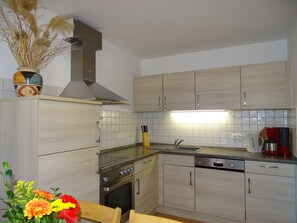 Een koelkast, een magnetron, een oven, een vaatwasser