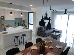 Appartamento Comfort, 3 camere da letto, balcone | Area soggiorno | Smart TV