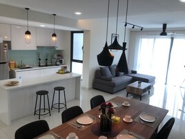 Appartamento Comfort, 3 camere da letto, balcone | Area soggiorno | Smart TV