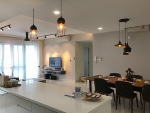คอมฟอร์ทคอนโด, 3 ห้องนอน, ระเบียง | บริเวณนั่งเล่น | สมาร์ททีวี