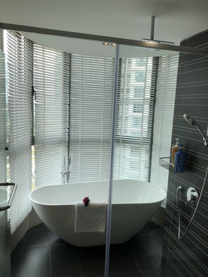 Condo Confort, 3 chambres, balcon | Salle de bain | Baignoire et douche séparées, baignoire profonde