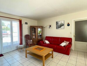 TV - Cozy Seaside House with Garden, WiFi, 300m to Beach (Bretignolles-sur-Mer)