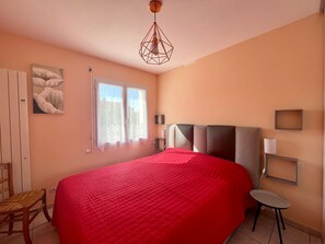 3 bedrooms, free WiFi - Cozy Seaside House with Garden, WiFi, 300m to Beach (Bretignolles-sur-Mer)