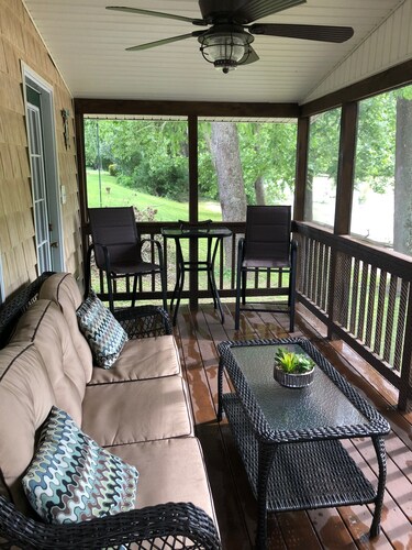 LIFE IS BETTER AT THE SHENANDOAH RIVER AT OUR COZY RIVERFRONT COTTAGE!!