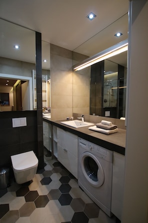 Deluxe-Apartment, 2 Schlafzimmer | Badezimmer | Dusche, kostenlose Toilettenartikel, Haartrockner, Bademäntel