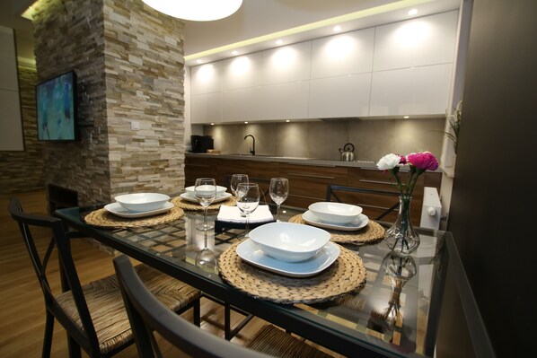 Deluxe Apartment, 2 Bedrooms | Private kitchenette | Fridge, microwave, stovetop, coffee/tea maker - City of the Kings Green Silence Apartment (Kraków)