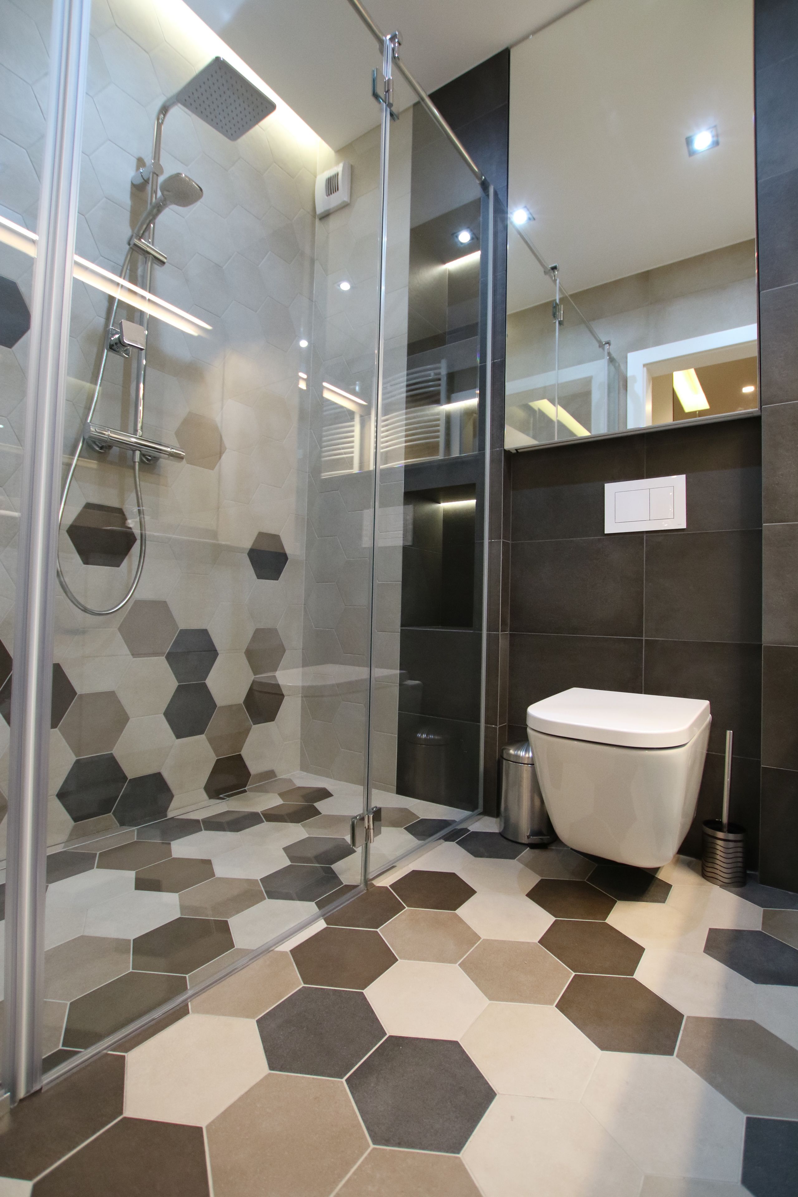 Apartamento Deluxe, 2 habitaciones | Ducha del cuarto de baño