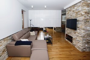 Apartament Deluxe, 2 dormitoris | Sala d'estar | Televisor de pantalla plana