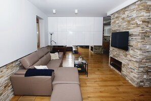 Deluxe Apartment, 2 Bedrooms | Living room