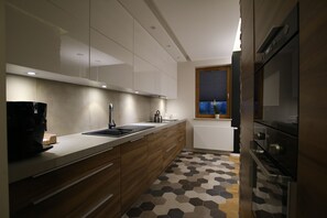 Deluxe Apartment, 2 Bedrooms | Private kitchenette | Fridge, microwave, stovetop, coffee/tea maker - City of the Kings Green Silence Apartment (Kraków)