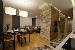 Apartament Deluxe, 2 dormitoris | Cuina bàsica privada | Frigorífic, microones, placa de cuina i cafetera i tetera