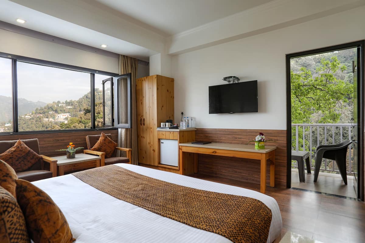 Deluxe Mountain View with Balcony | Egyptian cotton sheets, premium bedding, minibar, desk