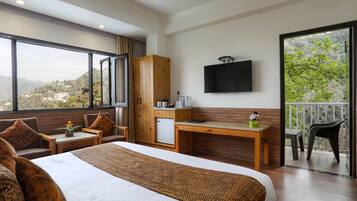 Deluxe Mountain View with Balcony | Egyptian cotton sheets, premium bedding, minibar, desk