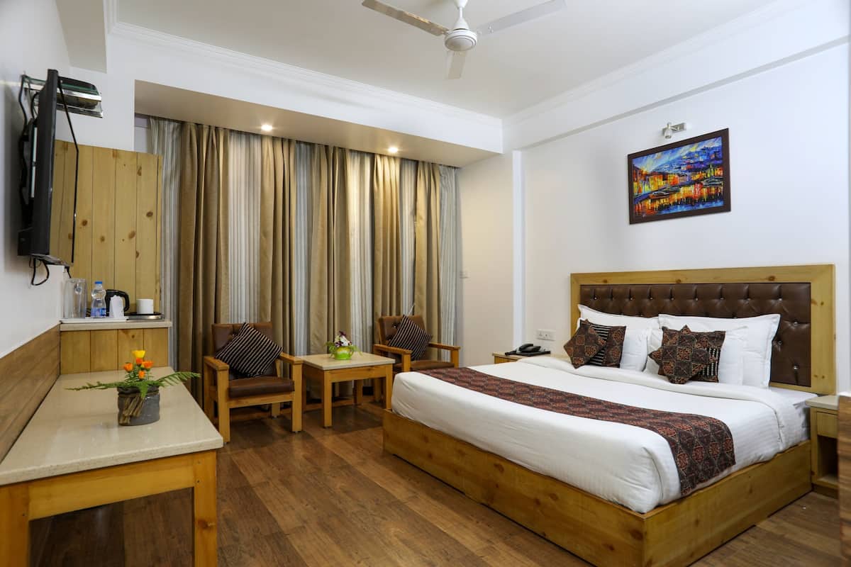 Egyptian cotton sheets, premium bedding, minibar, desk