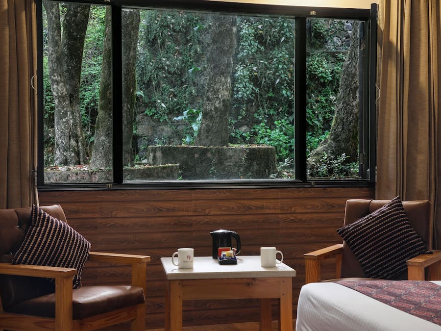 Egyptian cotton sheets, premium bedding, minibar, desk