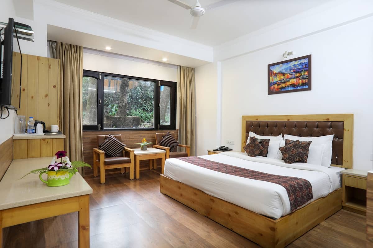 Egyptian cotton sheets, premium bedding, minibar, desk
