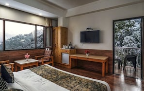 Deluxe Mountain View with Balcony | Egyptian cotton sheets, premium bedding, minibar, desk - The Mountain Quail (Dehradun)
