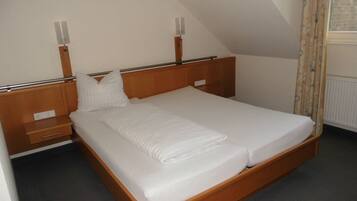 Double Room, Private Bathroom | Blackout drapes, soundproofing, free cribs/infant beds, free WiFi