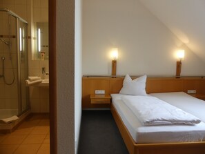 Habitación doble, baño privado | Cortinas blackout, insonorización, cunas gratuitas y wifi gratis
